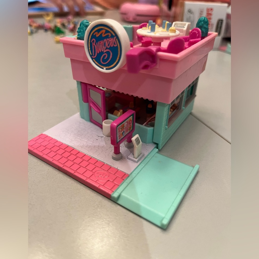 vintage Polly Pocket Bluebird 1994 Drive-Thru Burger Stand Restaurant Playset - Picture 2 of 2